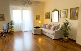 Elegant Apartment In City Center
